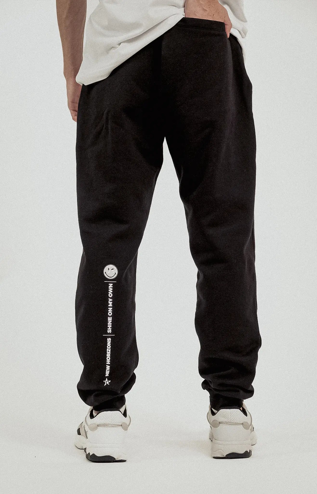 New Horizons SmileyWorld® Men's Sweatpants - Black