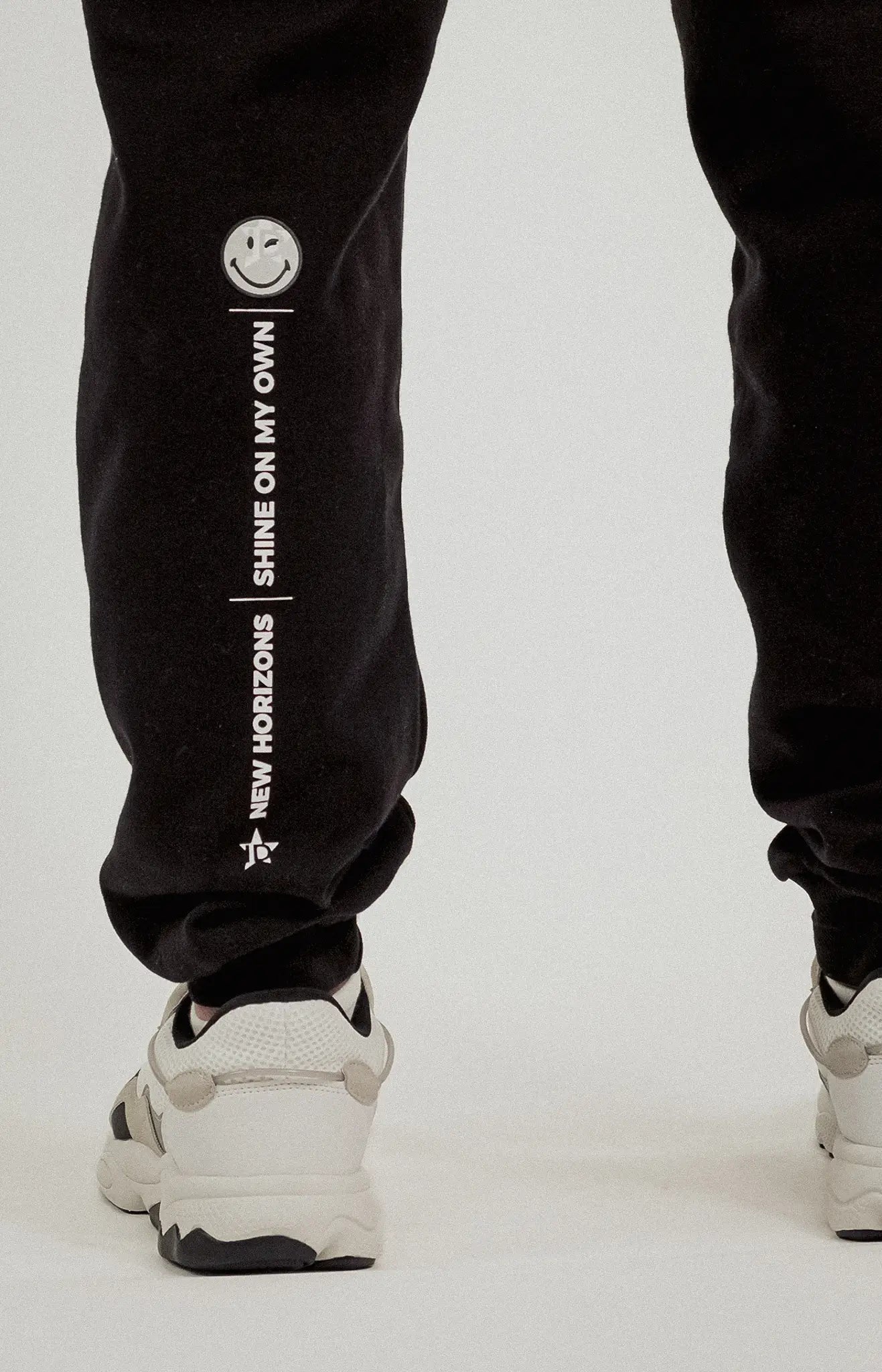 New Horizons SmileyWorld® Men's Sweatpants - Black