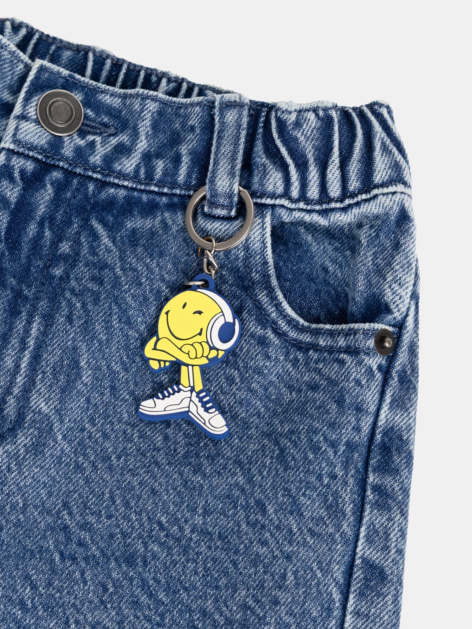 Blue printed jeans with SMILEYWORLD® keychain for boys