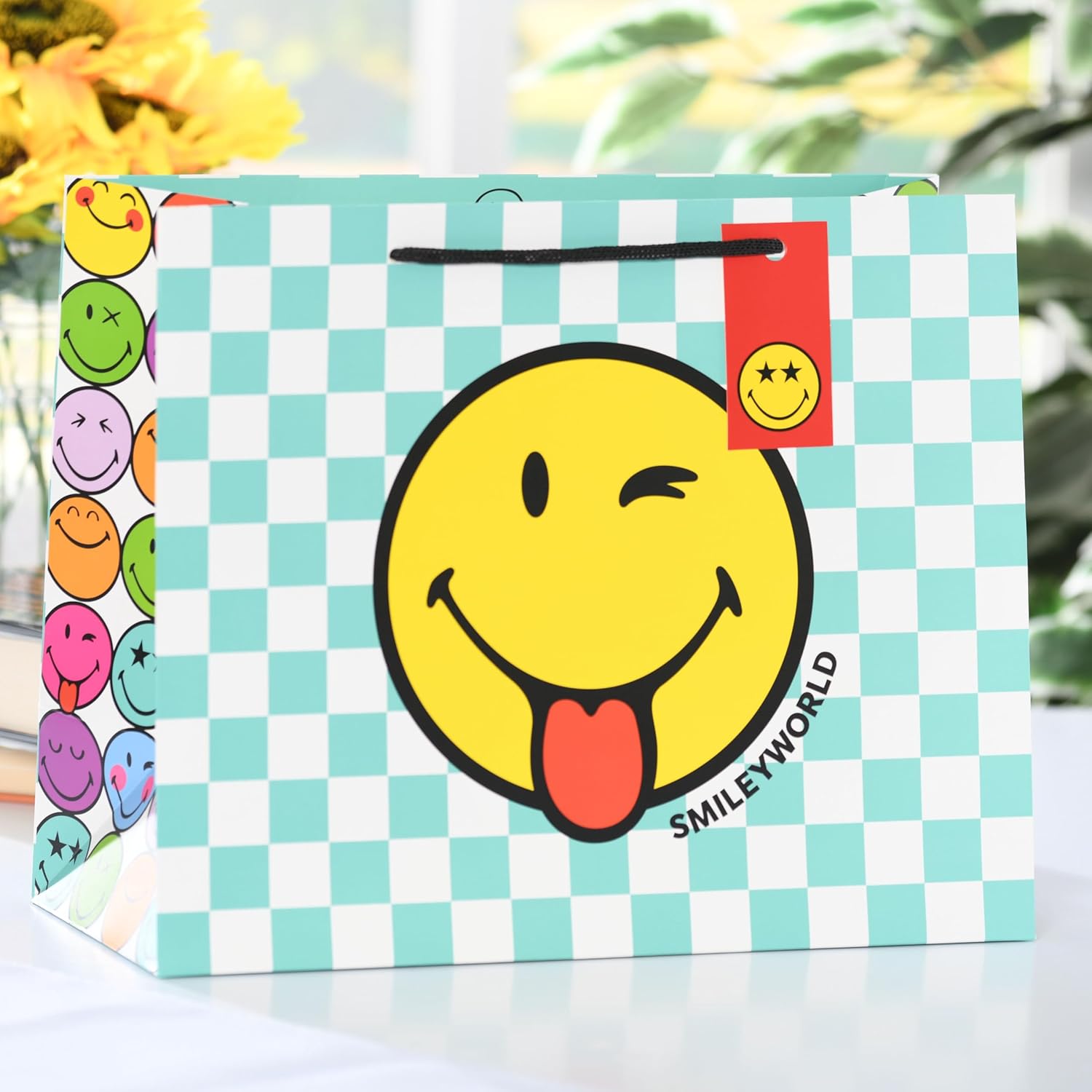 UK Greetings | Large Landscape Gift Bag for Her/Friend | Party Bags for Presents | Birthdays, Thank You & Other Events | Smiley Design | 33 x 26.7 x 13.7 cm