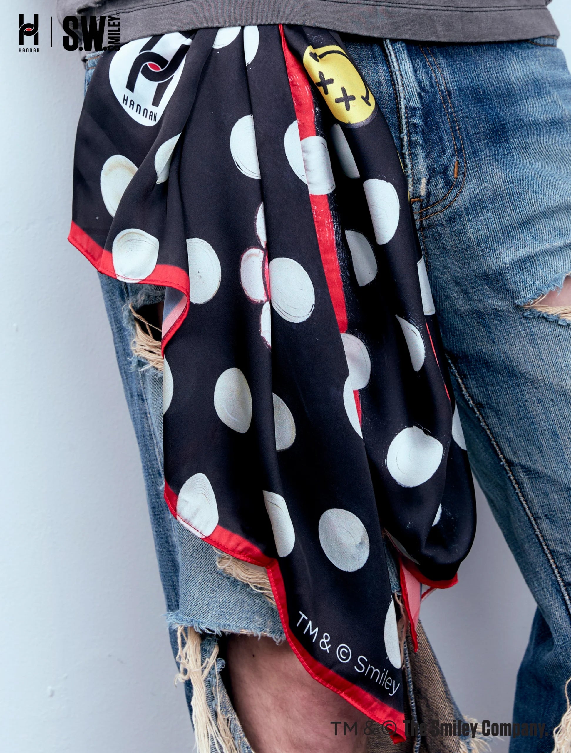 Scarf: “HANNAH x S.W.SMILEY Smiley Dots Edition”
